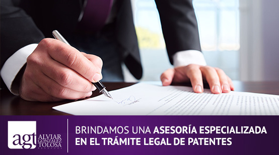 Abogado de Resgitro de Patentes Firmando un Documento