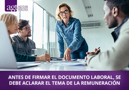 Empleador Explica los Puntos del Contrato de Trabajo en Colombia al Empleado