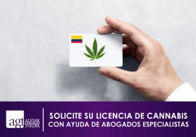 Hombre con una Licencia de Cannabis en Colombia