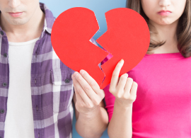 Pareja Sosteniendo un Corazón Roto Representando al Divorcio