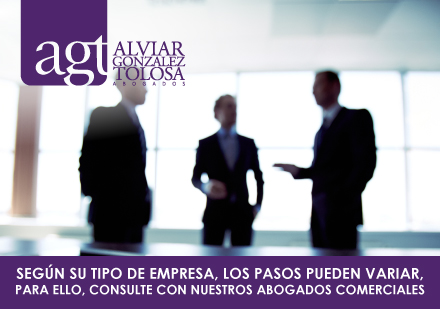 Sombra de Hombres Empresarios Conversando Sobre el Registro de una Empresa en Colombia