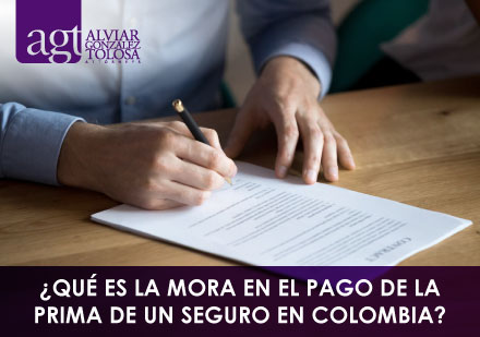 Hombre Firmando una Póliza de Seguros en Colombia