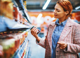 Mujer en Supermercado Revisando Etiqueta de Productos Importados