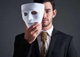 Hombre Ejecutivo con Máscara Ocultando Simulación