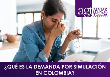 Mujer Preocupada por Demanda por Simulación en Colombia