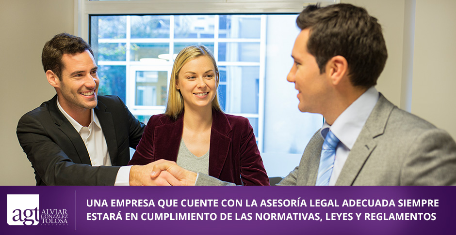 Empresarios reunidos con abogados de derecho corporativo en Colombia